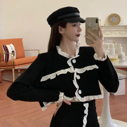 Conjunto elegante de dos piezas con detalles de volantes